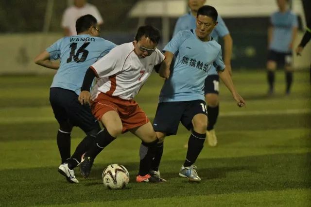 深圳45岁现象：中年人不再出现在地铁中